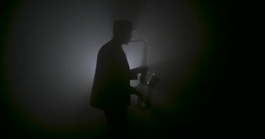 Saksafon çalar siluet dumanlı 