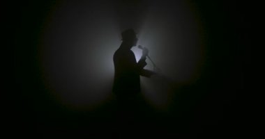 Şarkıcı ile bir mikrofon siluet