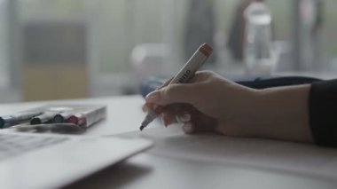 İmmportant textwoman vurgulayarak metni bir marker ile vurgulamak