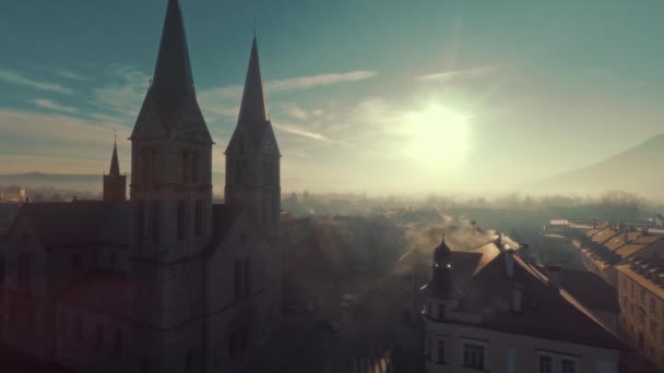 Πρωινή Πάχνη Μια Citycity Και Την Εκκλησία Στο Ηλιοβασίλεμα — Αρχείο Βίντεο