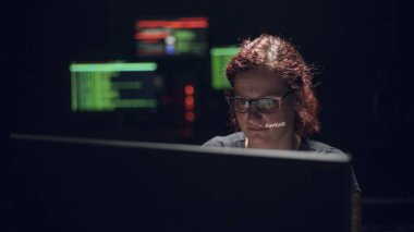 Kadın hacker bilgisayar veri odasında