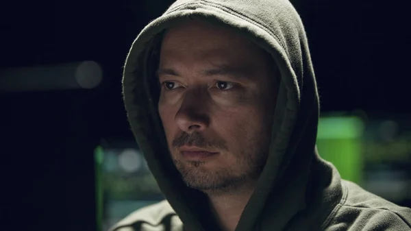 Bir hacker bir hoodie ile yakından