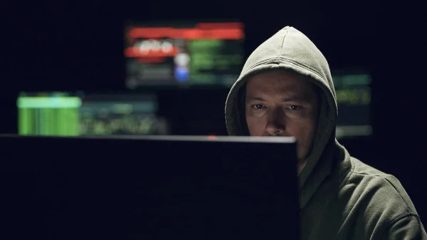 Hacker bilgisayar odası veri görüntüleme sayfasında yeni başlık ile