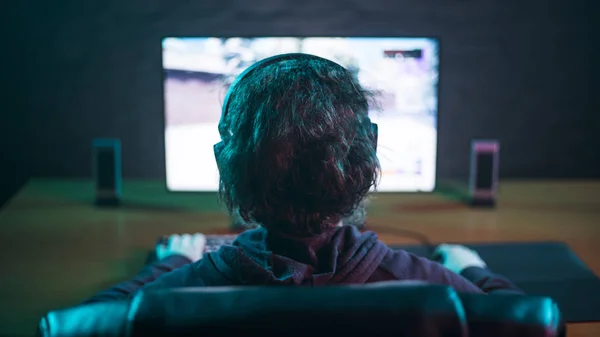 Mannen speelspel op de computer met koptelefoon Rechtenvrije Stockfoto's