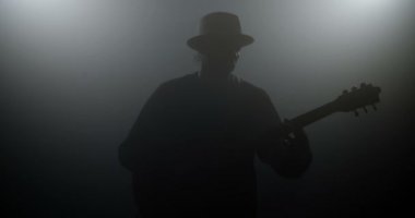 Sahne Alanı'nda elektro gitar çalmak adam