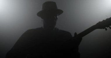 Gitar çalan sahne siluet