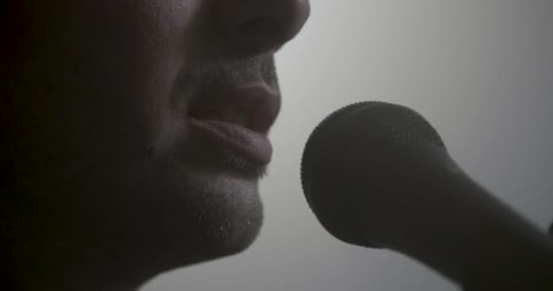 Sänger singt ins Mikrofon — Stockvideo