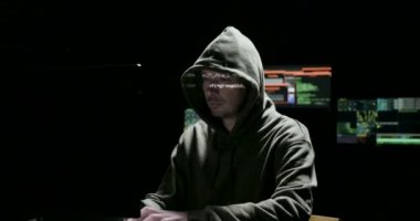 Bilgisayar korsanı kapüşonlu ile