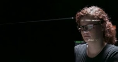 Bir bilgisayar başında oturan kız hacker