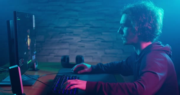 Verslaafd gamer spelen videospelletjes online — Stockvideo