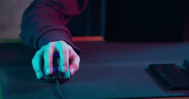 Çocuk video oyunları oynamak için fare kullanma