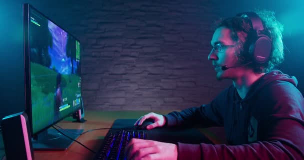 Volwassene gamer is online afspelen van video game — Stockvideo