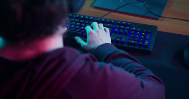 Nahaufnahme der Hände des Spielers auf einer Tastatur und einer Maus — Stockvideo