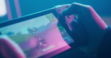 Düğmeye oyun oynuyor