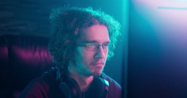 Oyun onaylama olduğunu ve onun kulaklık koyar