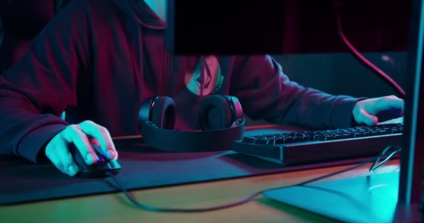 Detail na rukou hráče hrát Video hry pomocí klávesnice a myši — Stock video