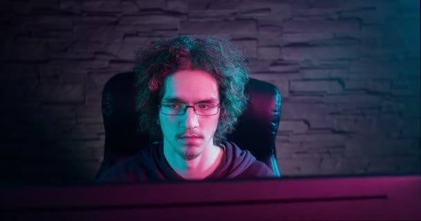 Close up van een gamer zetten zijn hoofdtelefoon — Stockvideo