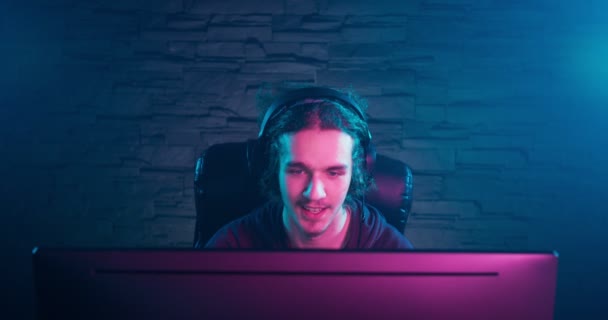 Voorste schot van een Gamer spelen en winnen met Online Video Game — Stockvideo