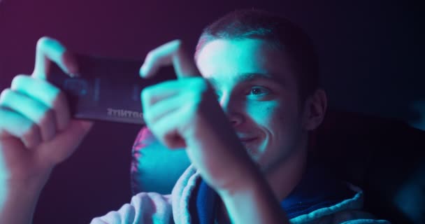 Gamer speelt op een smartphone — Stockvideo