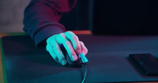 Mano su un mouse del computer Giocare ai videogiochi — Video Stock