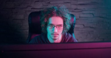 Adam onun kulaklıklar koyarak