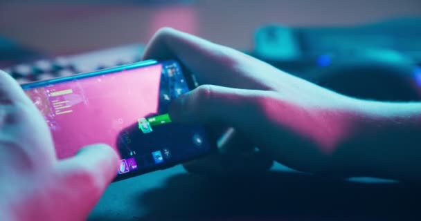 Jouer à des jeux mobiles sur smartphone — Video