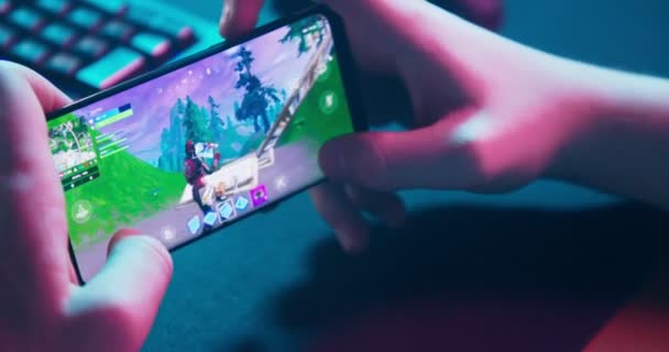 Smartphone'da popüler çevrimiçi video oyun oynarken — Stok video