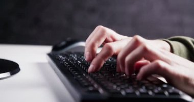 Bir klavyede yazılıyor