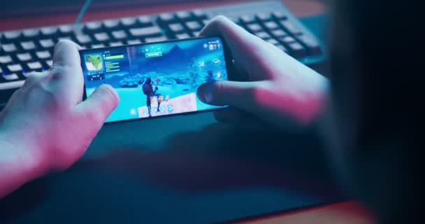 Playing video games on smartphone — Stock Video