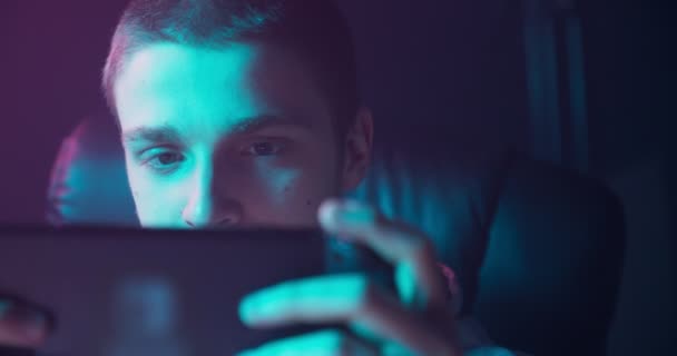 Porträt eines Mannes, der Spiele auf einer Switch-Konsole spielt — Stockvideo