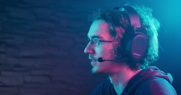 Portrait of Gamer with Headphones talking — Stock Video