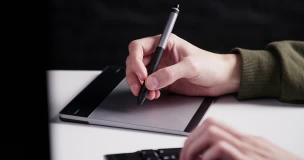 Using pen tablet for work — Stock Video