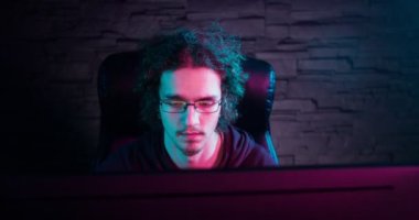 Genç adam onun kulaklık koyar