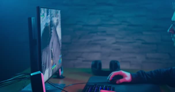 Adulto joven jugando videojuegos — Vídeo de stock