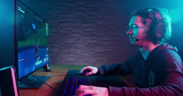 Jovem adulto jogar jogos de vídeo online — Vídeo de Stock