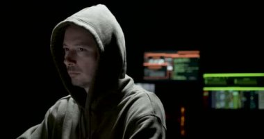 Erkek bilgisayar korsanı kafasında hoodie ile