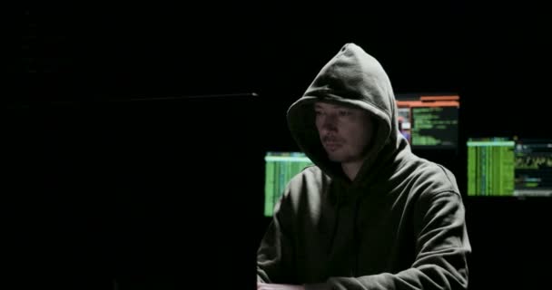 Male computer hacker — Stock Video