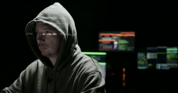Hacker de computador com capuz trabalhando com computadores — Vídeo de Stock