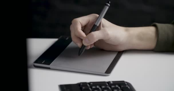 Escribir en una tableta gráfica con bolígrafo — Vídeo de stock