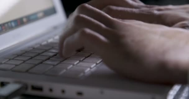 Handen typen op een laptop toetsenbord — Stockvideo