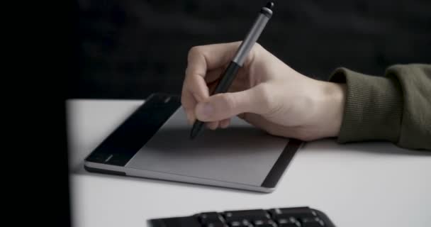 Drawing on a graphic pad with digital pen — Stock Video