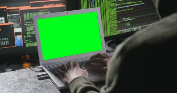 Typen op een laptop met groen scherm — Stockvideo