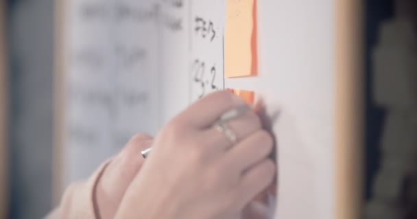 Mujer escribiendo notas en notes.mov pegajoso — Vídeo de stock
