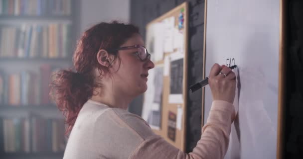 Mujer joven está escribiendo populares sitios de medios sociales — Vídeos de Stock