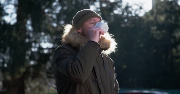 Uomo adulto sta bevendo il suo caffè del mattino in una giornata fredda — Video Stock