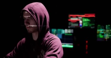 Dolly atış bir monitör ile arkasında oturan bir hacker arkasında görüntüler