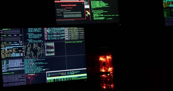 Dator med kartor och data på skärmen i ett mörkt rum — Stockvideo