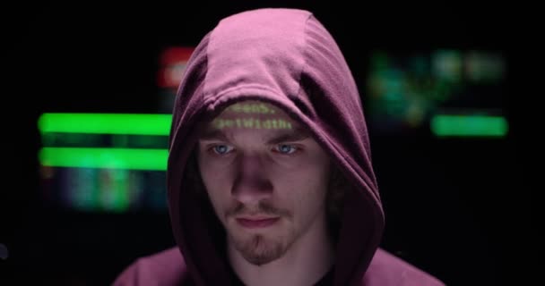 Hacker está rompiendo la seguridad en un cuarto oscuro secreto — Vídeo de stock
