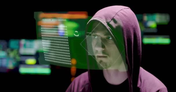 Hacker s hologramem před očima — Stock video