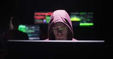 Bir Hood erkek hacker inşaat üstünde bir bilgisayar